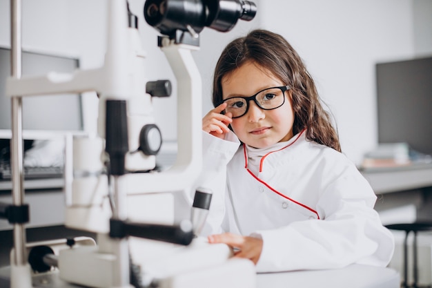 Mała dziewczynka sprawdzająca wzrok w centrum okulistycznym