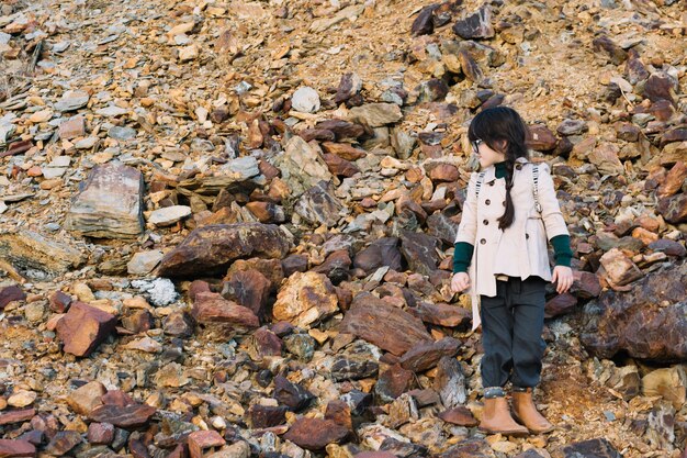 Mała dziewczynka stoi na wzgórzu