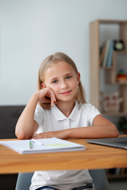 Mała dziewczynka uczestnicząca w zajęciach online w domu