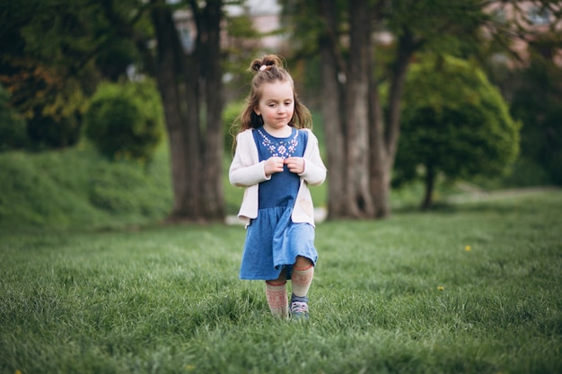 Mała dziewczynka w parku