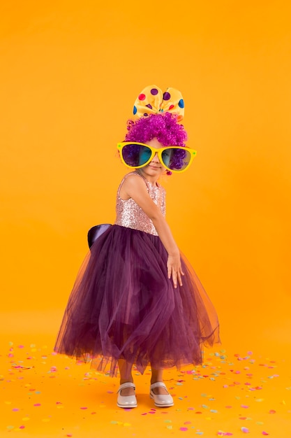 Bezpłatne zdjęcie mała dziewczynka z peruką klauna i dużymi okularami przeciwsłonecznymi