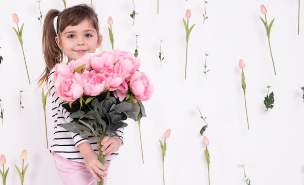 Mała dziewczynka z pięknym różanym bukietem