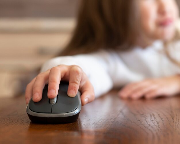 Mała dziewczynka za pomocą myszy komputerowej