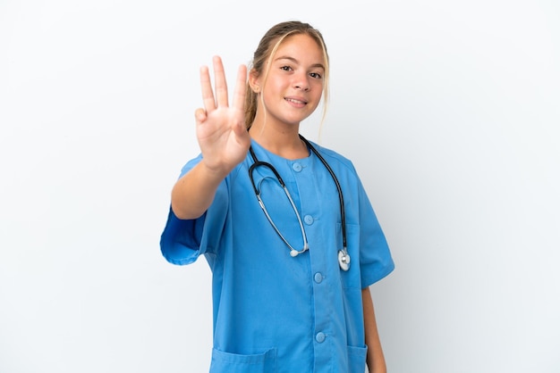 Mała kaukaska dziewczynka przebrana za chirurga na białym tle szczęśliwa i licząca trzy palcami