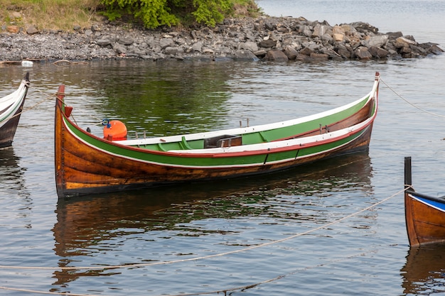 Mała łódka na czystej wodzie