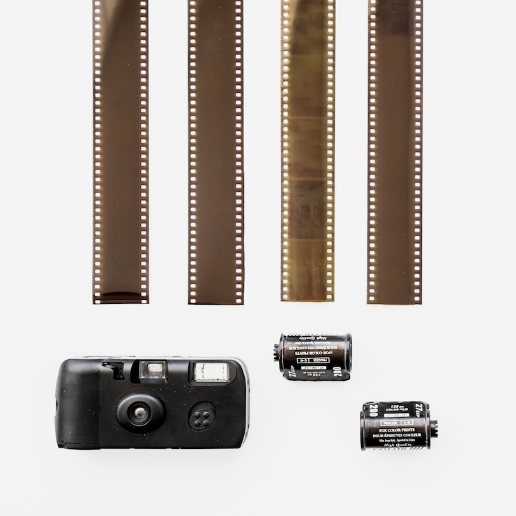 Bezpłatny plik Zdjęcie mała retro kamera blisko filmstrips