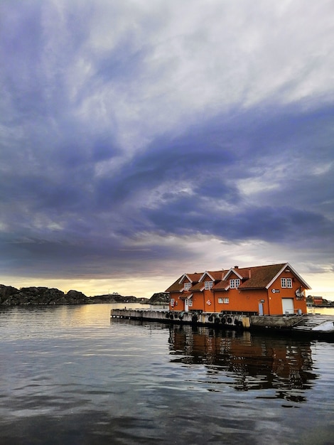 Małe domy na doku pod zachmurzonym niebem