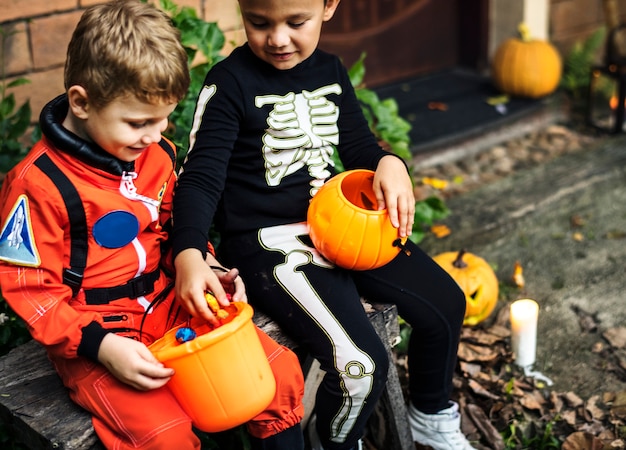 Małe dzieci na imprezie z okazji Halloween