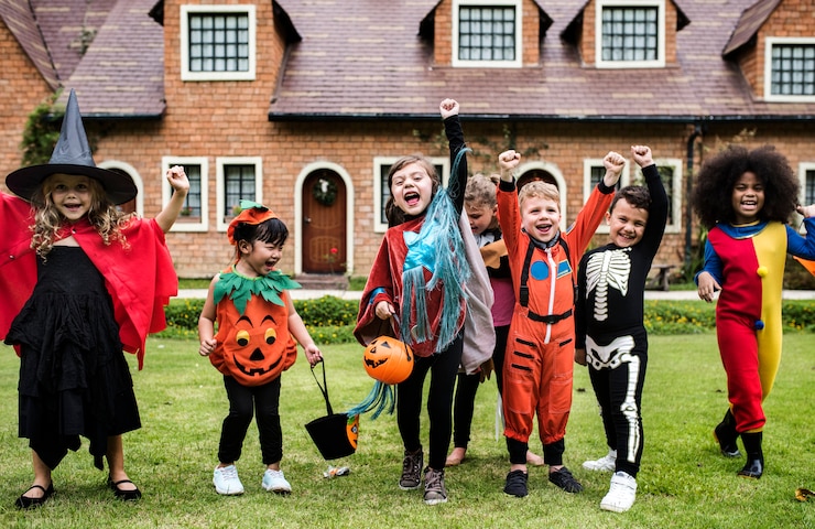 Bezpłatny plik Zdjęcie małe dzieci na imprezie z okazji halloween