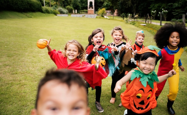 Małe dzieci na imprezie z okazji Halloween