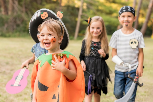 Bezpłatne zdjęcie małe dzieci przebrane na halloween