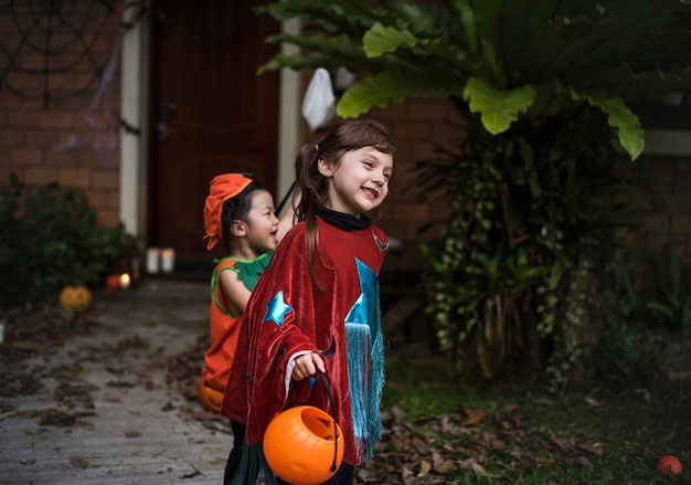 Bezpłatne zdjęcie małe dzieci trick lub leczenia podczas halloween