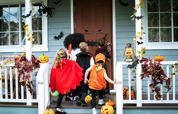 Bezpłatne zdjęcie małe dzieci trick lub leczenia podczas halloween