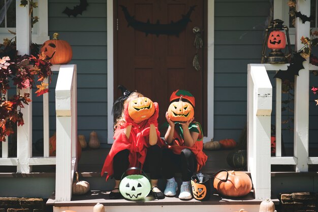 Małe dzieci w kostiumach na Halloween
