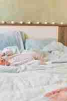 Bezpłatne zdjęcie małe dziecko leżące na łóżku