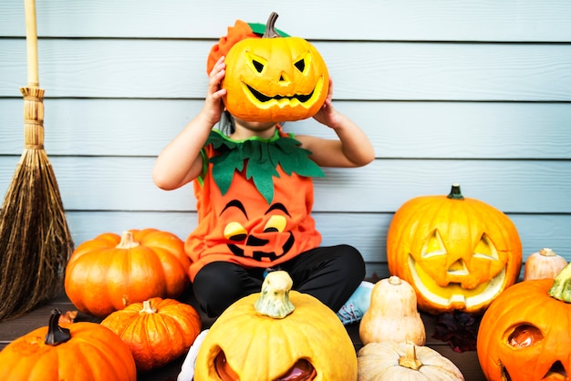 Bezpłatne zdjęcie małe dziecko z halloweenową banią