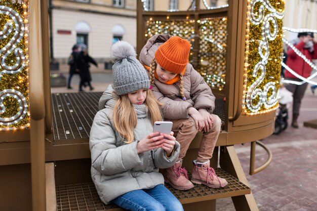 Małe dziewczynki cieszą się wycieczką na święta Bożego Narodzenia