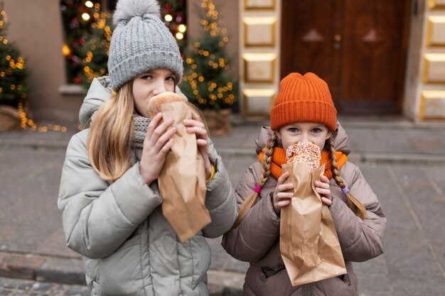 Małe dziewczynki próbują słodyczy podczas ferii zimowych