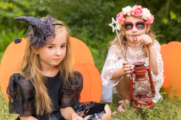 Bezpłatne zdjęcie małe dziewczynki z kostiumami na halloween