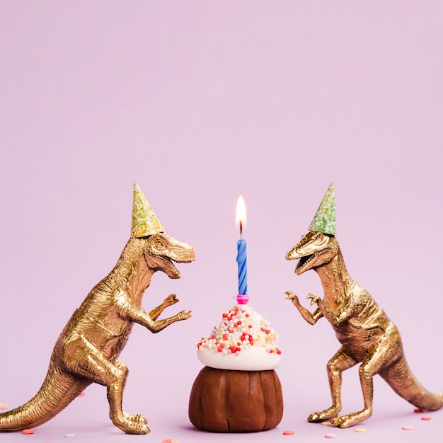 Małe muffinki i plastikowe dinozaury