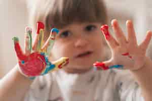 Bezpłatne zdjęcie malowanie małego dziecka jak artysta