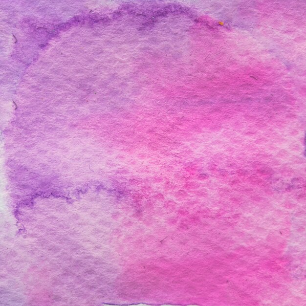 Malowany papier teksturowany z różowym i fioletowym kolorem wody