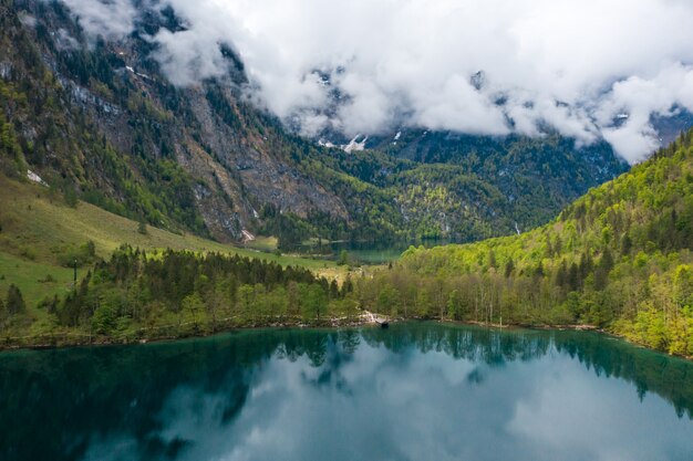 Malownicza górska panorama z zielonymi łąkami i idyllicznym turkusem