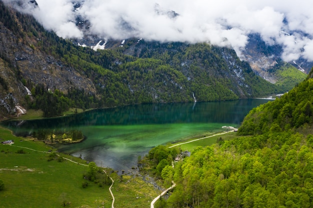 Malownicza górska panorama z zielonymi łąkami i idyllicznym turkusem