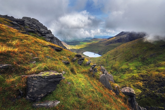 Malownicze ujęcie Carrauntoohil na półwyspie Iveragh w hrabstwie Kerry w Irlandii