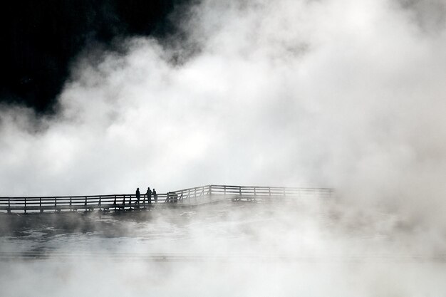 Malownicze ujęcie Grand Prismatic Spring w Parku Narodowym Yellowstone, Wyoming, USA