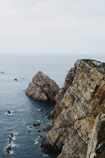 Malowniczy krajobraz wybrzeża Oceanu Atlantyckiego w pobliżu Cabo de Penas w Asturii, Hiszpania