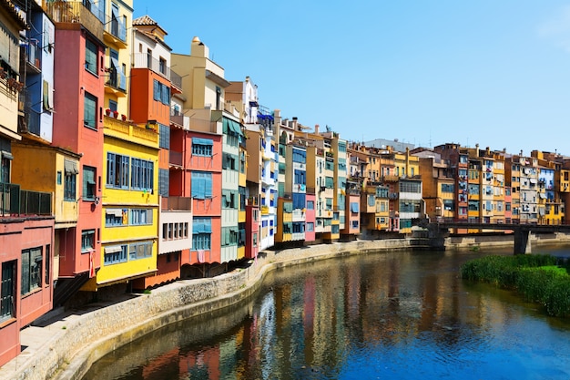 malowniczy widok Girona z rzeki