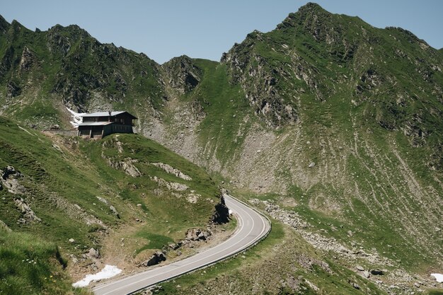 Malowniczy widok na krętą górską drogę Transfagaras w Alpach Transylwanii