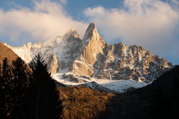 Malowniczy widok na ośnieżone szczyty Aiguille Verte we francuskich Alpach