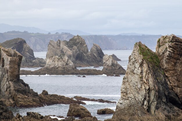 Malowniczy widok na plażę Silence (Playa del silencio) w Asturii, Hiszpania