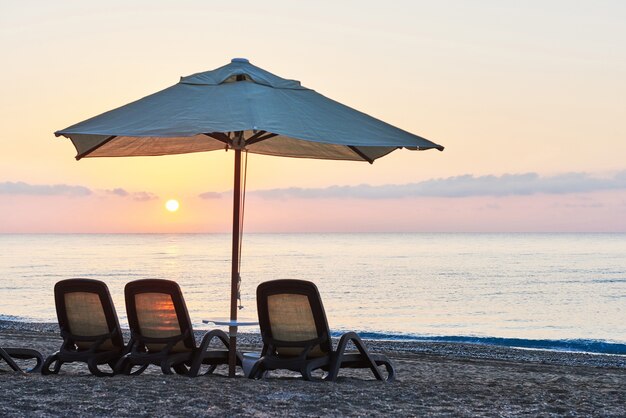 Malowniczy widok na prywatną piaszczystą plażę na plaży z leżakami na tle morza i gór. Amara Dolce Vita Luxury Hotel. Ośrodek wczasowy. Tekirova-Kemer. indyk