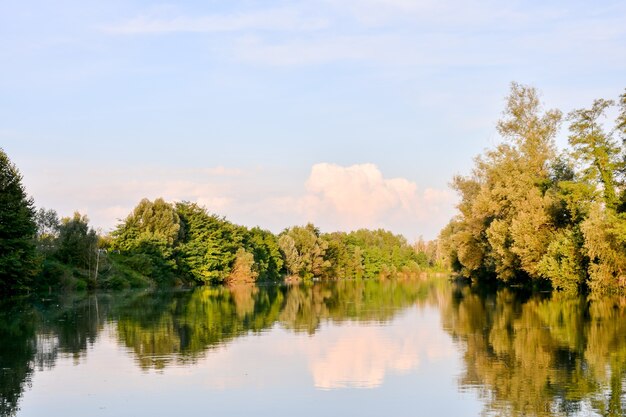 Malowniczy widok na rzekę Brenta w północnych Włoszech
