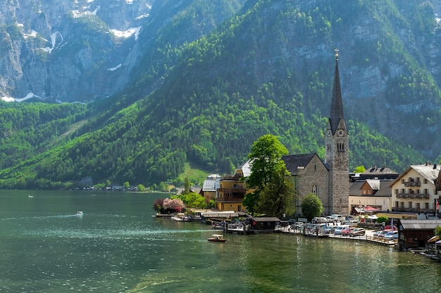 Malowniczy widok na słynną górską wioskę hallstatt i kościół ewangelicki z jeziorem hallstatter