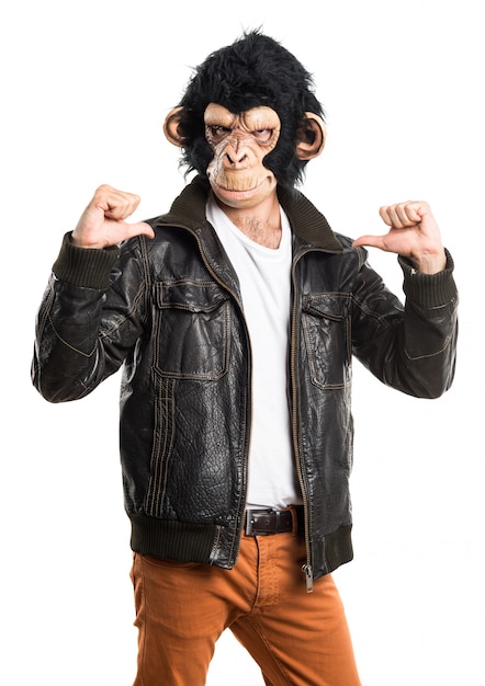 Bezpłatne zdjęcie małpi człowiek dumny z siebie