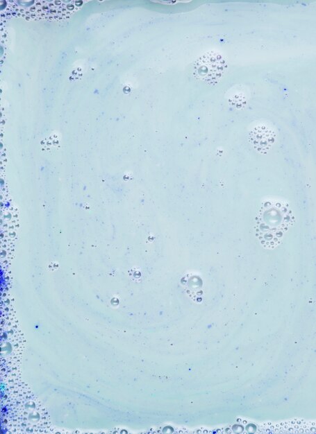 Malująca kolorowa błękitne wody z bąblami