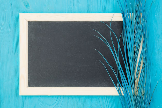 Malująca lazurowa trawa blisko chalkboard