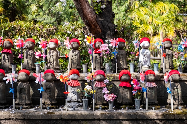 Bezpłatne zdjęcie malutkie słodkie jizo na festiwalu w japonii