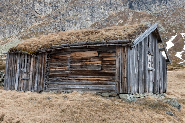 Mały budynek w górach Norwegii.