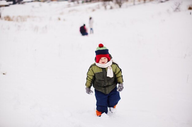 Mały chłopiec biegnie gdzieś na śniegu