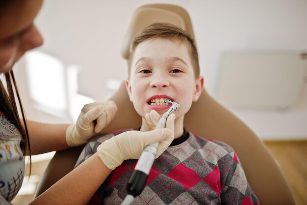 Mały chłopiec na fotelu dentystycznym Dzieci dentystyczne