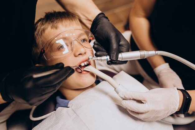 Mały chłopiec pacjenta u dentysty