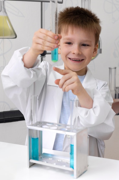 Mały chłopiec robi eksperyment naukowy w szkole