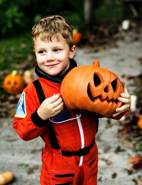Mały chłopiec ubrany na Halloween