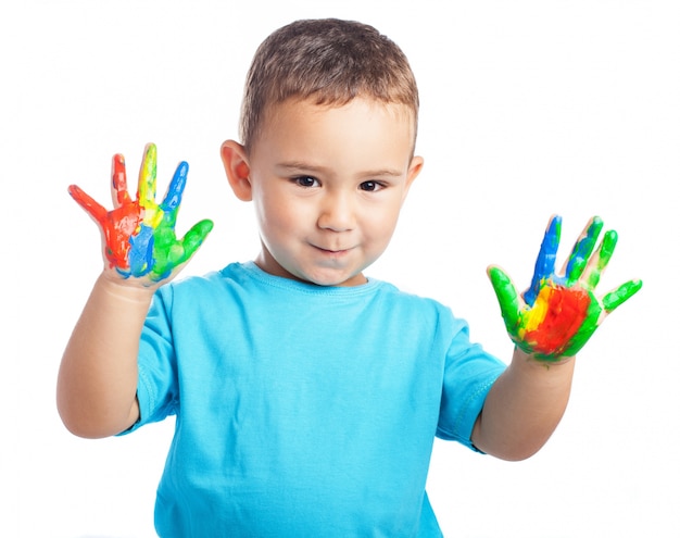 Mały chłopiec z rękami z farbą
