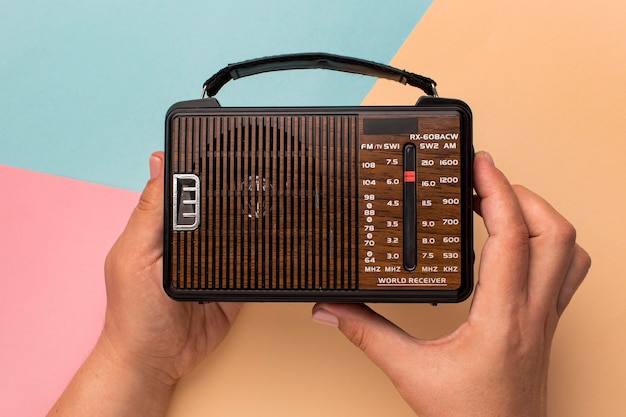 Bezpłatne zdjęcie mały odbiornik radiowy w stylu retro